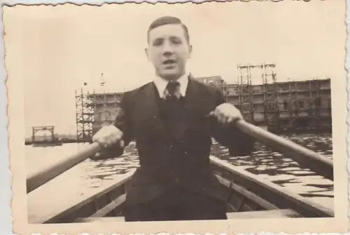 (F17262) Orig. Foto junger Mann im Ruderboot, Bau eines Gebäudes 1937