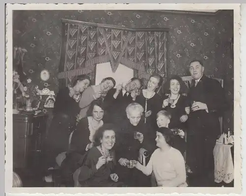 (F17245) Orig. Foto Personen in der Stube, Geburtstag 1932