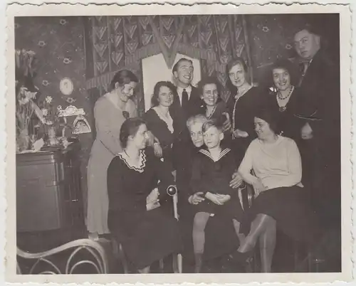 (F17244) Orig. Foto Personen in der Stube, Geburtstag 1932