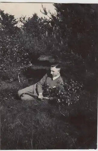 (F17241) Orig. Foto junger Mann liegt im Gras 1930