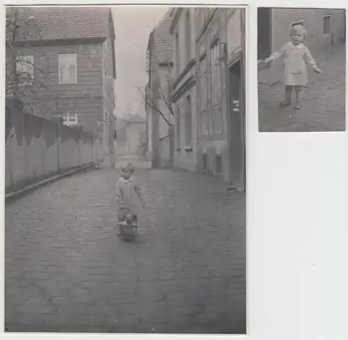 (F17230) Orig. Foto Kind Ruth m. Puppenwägelchen in einer Gasse, Detmold 1931