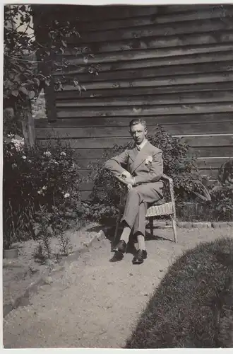 (F17222) Orig. Foto junger Mann sitzt im Korbstuhl am Haus 1929