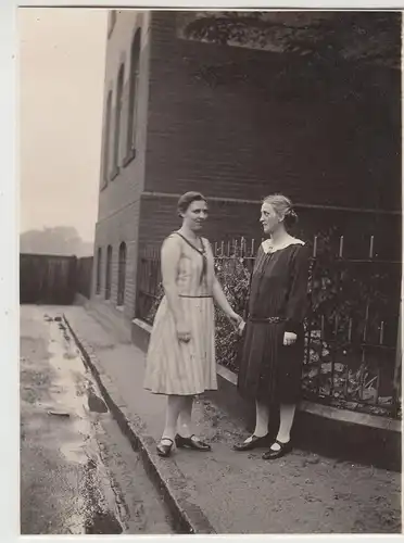 (F17220) Orig. Foto junge Damen an einem Backsteinhaus 1929