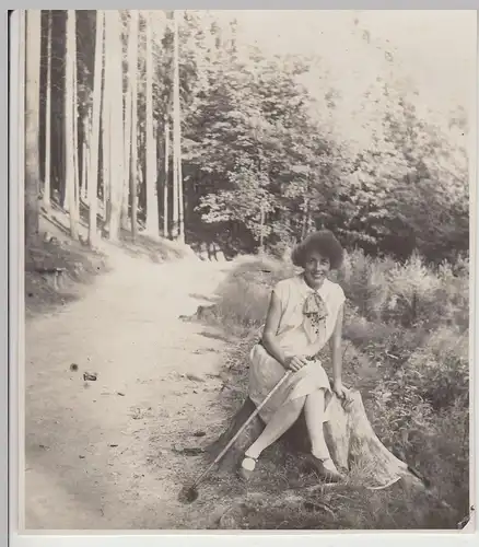 (F17219) Orig. Foto junge Frau mit Spazierstock am Wald 1929