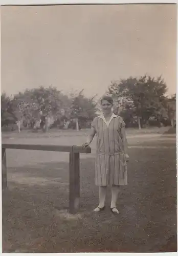 (F17216) Orig. Foto junge Frau steht an einem Geländer 1920er