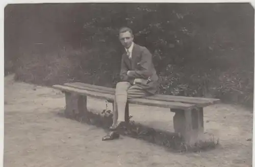 (F17214) Orig. Foto junger Mann sitzt auf Bank 1920er