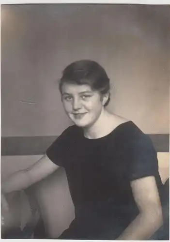 (F17213) Orig. Foto Porträt junge Frau 1920er