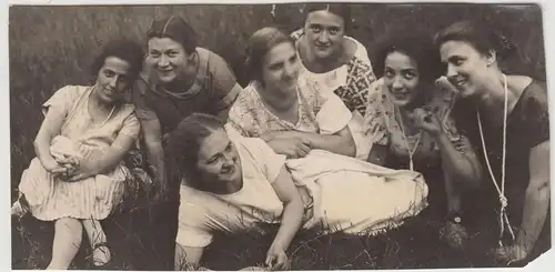 (F17212) Orig. Foto Damen, Gruppenbild auf der Wiese 1920er