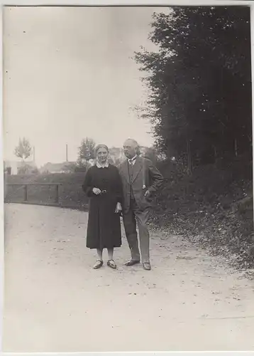 (F17211) Orig. Foto Paar im Freien, Spaziergang 1931, vermutl. in Celle