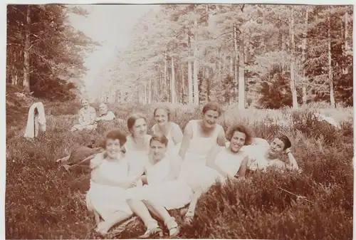(F17208) Orig. Foto Damen auf Wiese in Waldlichtung 1928