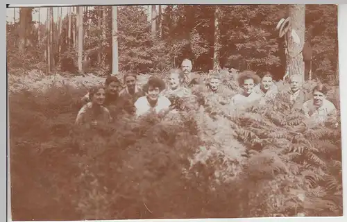 (F17207) Orig. Foto Personen verstecken sich im Wald 1928