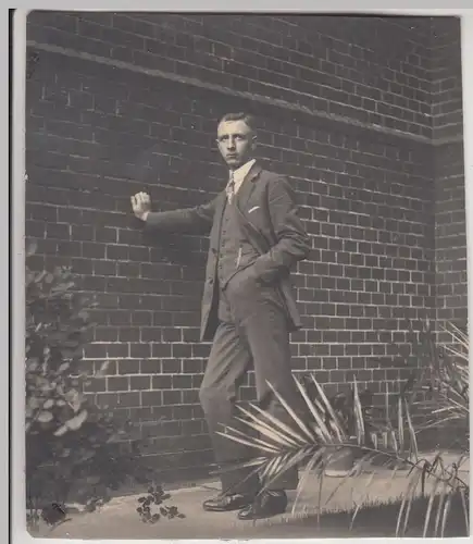 (F17198) Orig. Foto junger Mann lehnt an Ziegelwand 1927