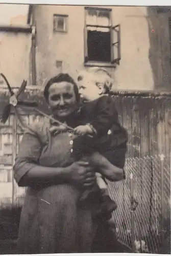 (F17196) Orig. Foto Frau mit Kind Rolf Matin auf Arm, Hinterhof 1928