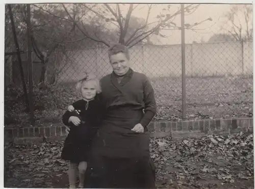 (F17193) Orig. Foto Frau und Mädchen im Freien 1928