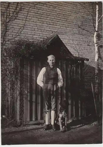 (F17191) Orig. Foto junger Mann mit Hund vor Gartenhäuschen 1928