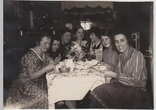 (F17190) Orig. Foto Damen sitzen am Kaffeetisch in der Stube 1928