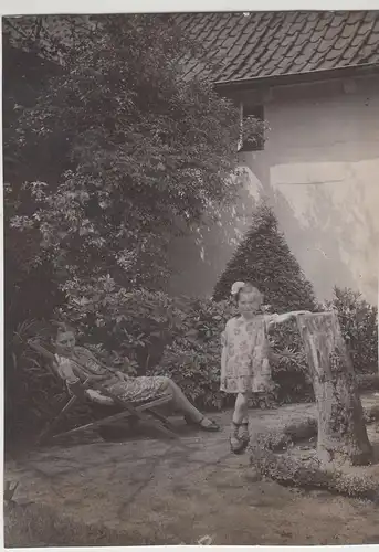 (F17189) Orig. Foto Frau und Mädchen am Haus, Liegestuhl 1928