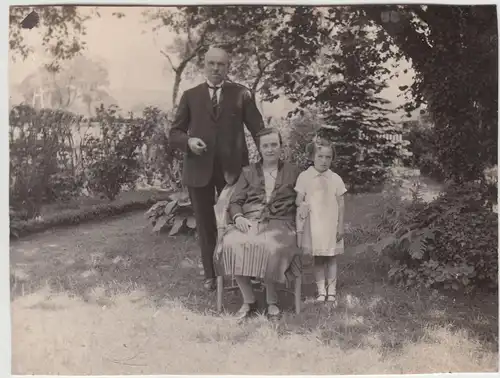 (F17185) Orig. Foto Herr, Frau und Mädchen im Garten 1928