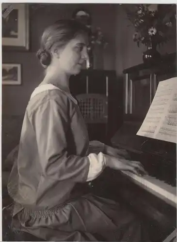 (F17181) Orig. Foto junge Frau am Klavier 1927