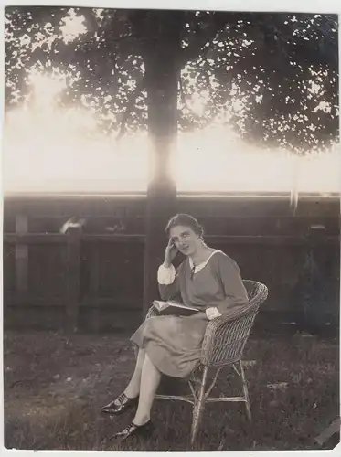 (F17180) Orig. Foto junge Frau im Korbstuhl im Freien 1925
