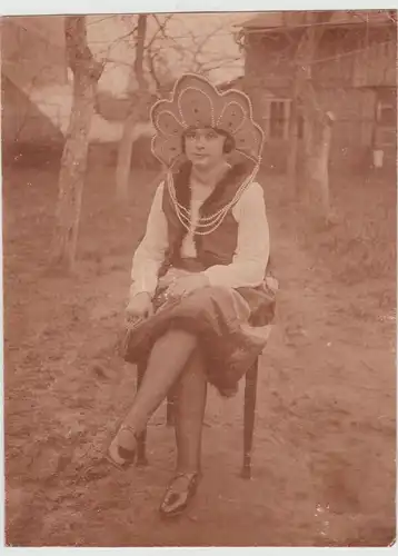 (F17173) Orig. Foto junge Frau m. blumenartigen Perlenhut im Freien 1920er