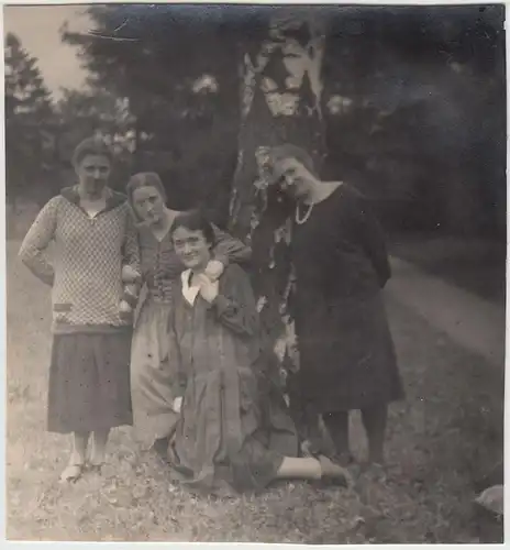 (F17167) Orig. Foto Damen an einer Birke 1926