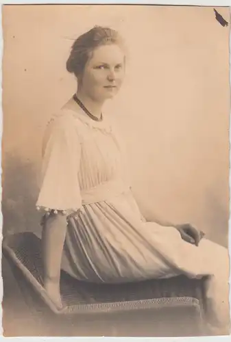 (F17152) Orig. Foto Porträt junge Frau auf Korbstuhl 1918