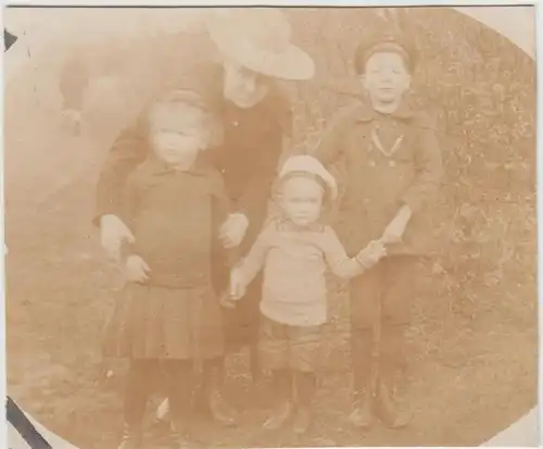 (F17150) Orig. Foto Frau mit Kindern im Freien 1920