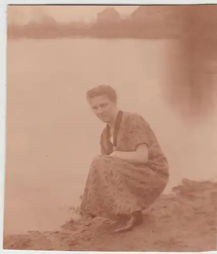 (F17148) Orig. Foto Frau am Ufer eines Sees 1920