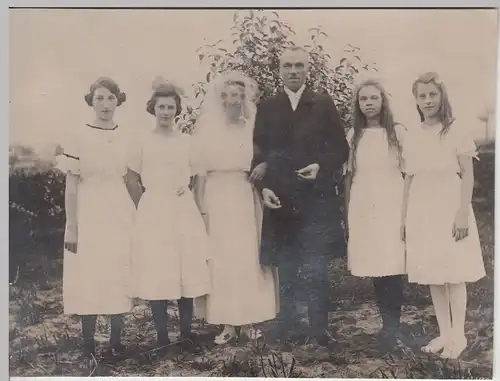 (F17143) Orig. Foto Hochzeit, Paar mit Damen im Freien 1921