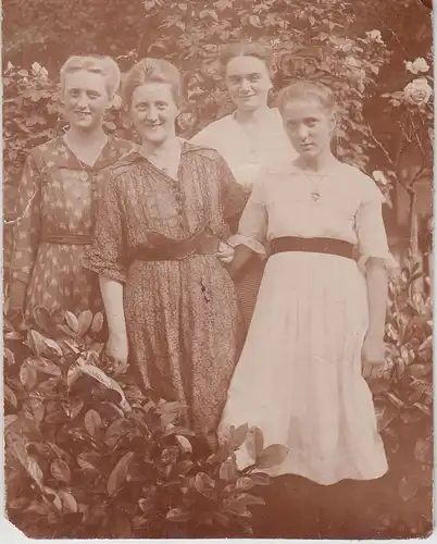 (F17139) Orig. Foto Frauen, Gruppenbild im Freien 1920