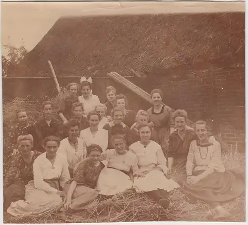 (F17136) Orig. Foto Wesermünde, Frauen Gruppenbild am Haus 1919/20