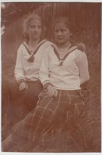 (F17128) Orig. Foto 2 junge Damen im Freien, Matrosenoberteil 1910er