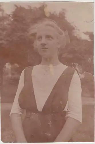 (F17125) Orig. Foto junge Frau im Freien 1917