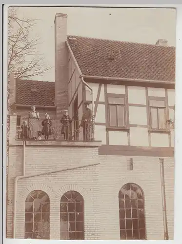 (F17123) Orig. Foto Celle, Wohnhaus m. Schmiede, Personen auf Veranda 1908