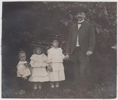 (F17122) Orig. Foto fein gekleideter Herr und Kinder im Freien 1906