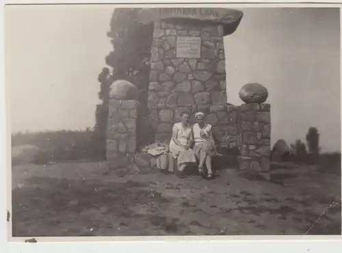 (F17114) Orig. Foto Tietlingen, Frauman am Hermann Löns Denkmal 1930er