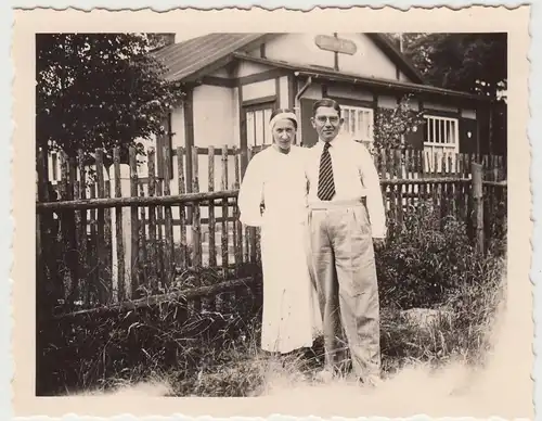 (F17097) Orig. Foto Trassenheide, Paar vor Haus bei der Martins-Klause 1936