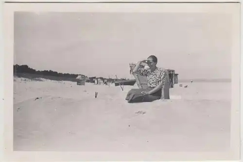 (F17089) Orig. Foto Trassenheide, Frau am Strand hält Ausschau 1936