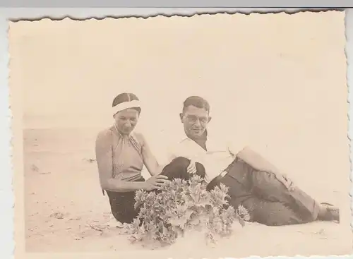 (F17088) Orig. Foto Trassenheide, Personen an einer Stranddistel 1936