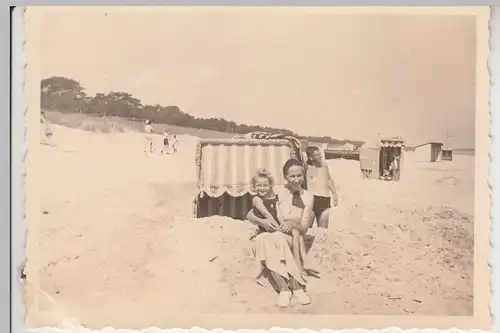 (F17087) Orig. Foto Trassenheide, am Strand, Frau u. Mädchen 1936