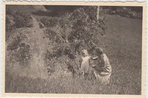 (F17054) Orig. Foto Podgórzyn, Hain, Frau mit Kind auf der Wiese 1934