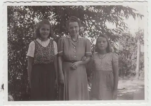 (F17038) Orig. Foto Frauen und Mädchen im Garten 1930er