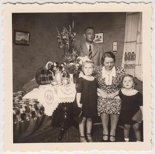 (F17030) Orig. Foto Familie zu Hause, Geburtstagstisch 1930er