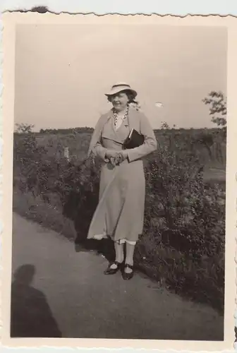 (F17027) Orig. Foto Frau a.d. Straße, Spaziergang Abendsonne 1930er