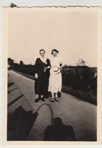 (F17026) Orig. Foto Frauen a.d. Straße, Spaziergang Abendsonne 1930er