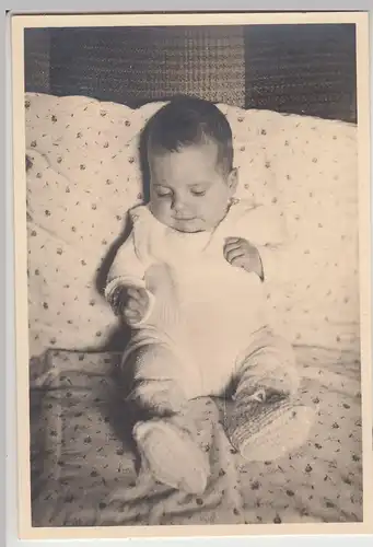 (F17024) Orig. Foto Kleinkind Irmgard auf Sofa 1937