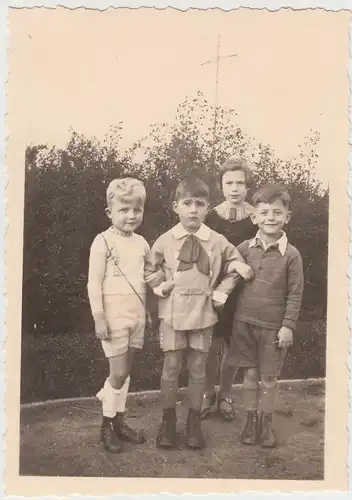 (F17016) Orig. Foto Kinder im Freien, drei Jungs u. ein Mädel 1930er