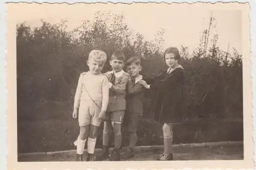 (F17015) Orig. Foto Kinder im Freien, drei Jungs u. ein Mädel 1930er