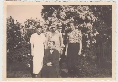 (F17008) Orig. Foto Personen im Garten, Friedrichsfelde 1935